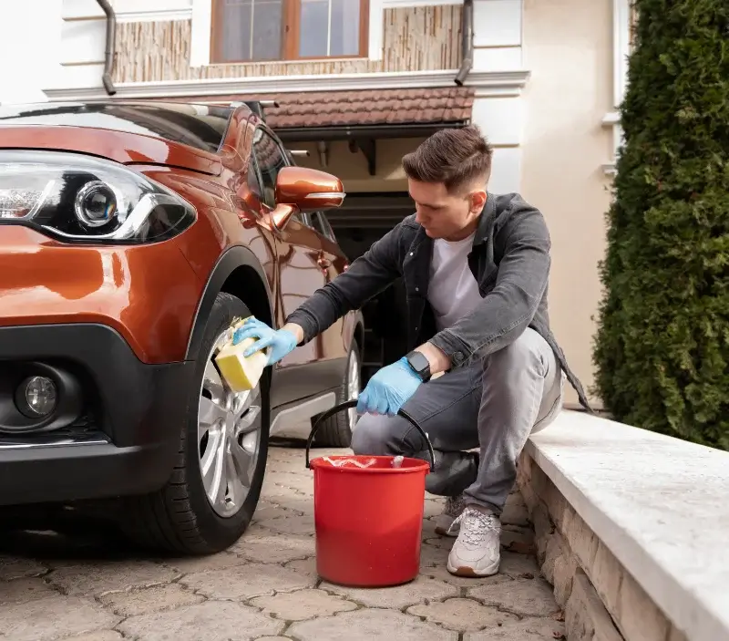 Lavage auto à domicile Sévignacq-Meyracq : professionnel intervenant sur un véhicule